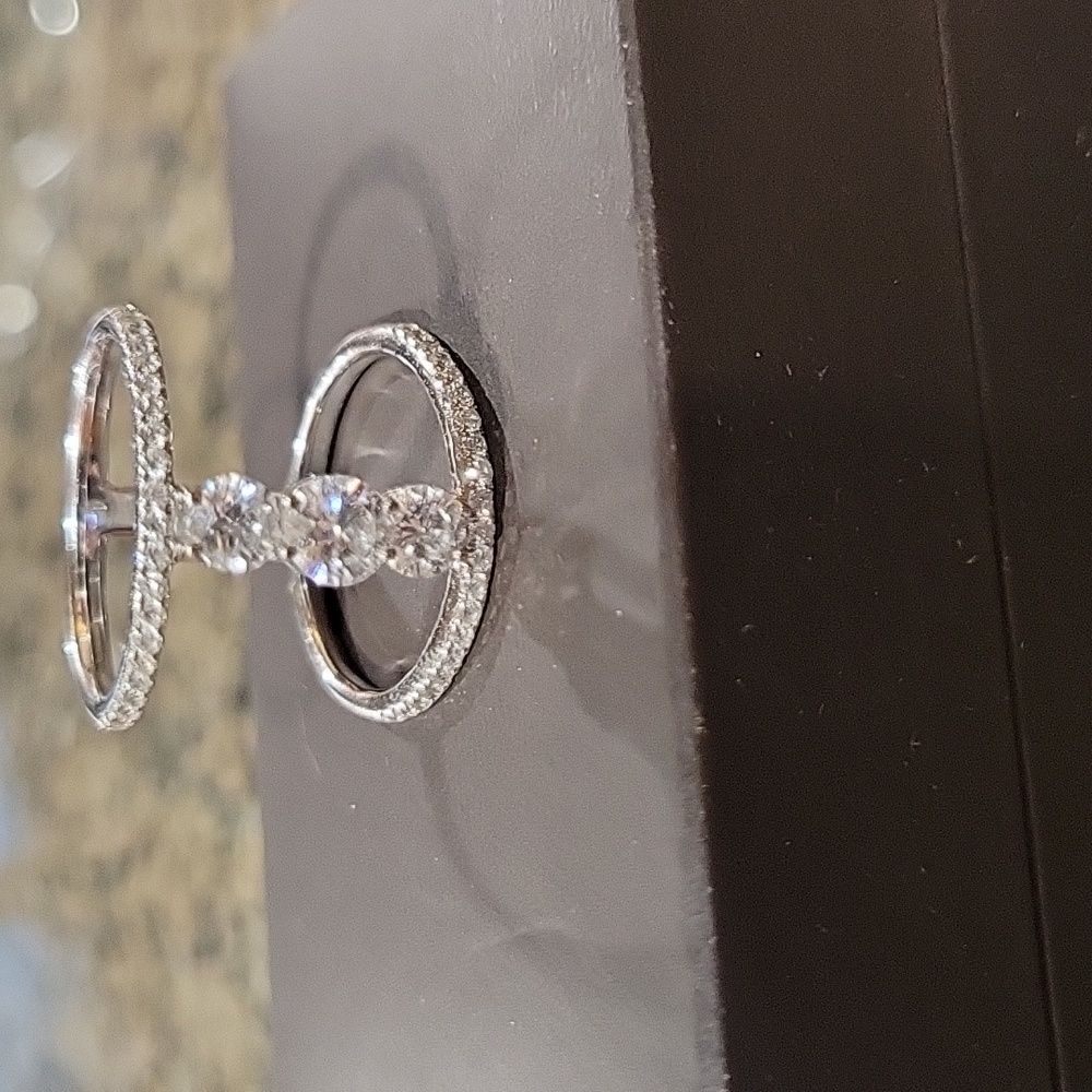 1 1/2ct 14kt white gold diamond ring